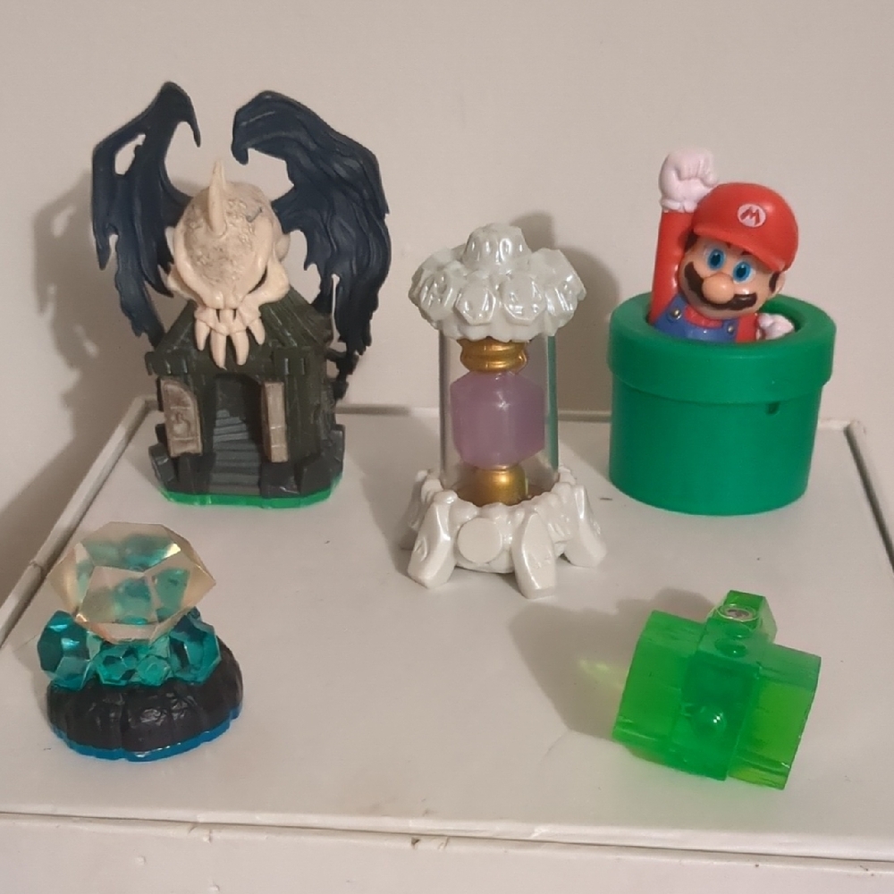 Skylanders Randoms Pieces And a Mario For Fun.